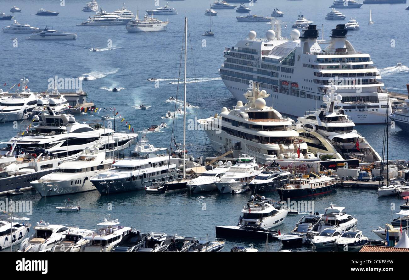 Viele Yachten verschiedener Größen in Monte Carlo während des Formel 1-Rennens am letzten Wochenende im Mai 2018. Der Circuit besteht aus den Straßen der Stadt. Stockfoto