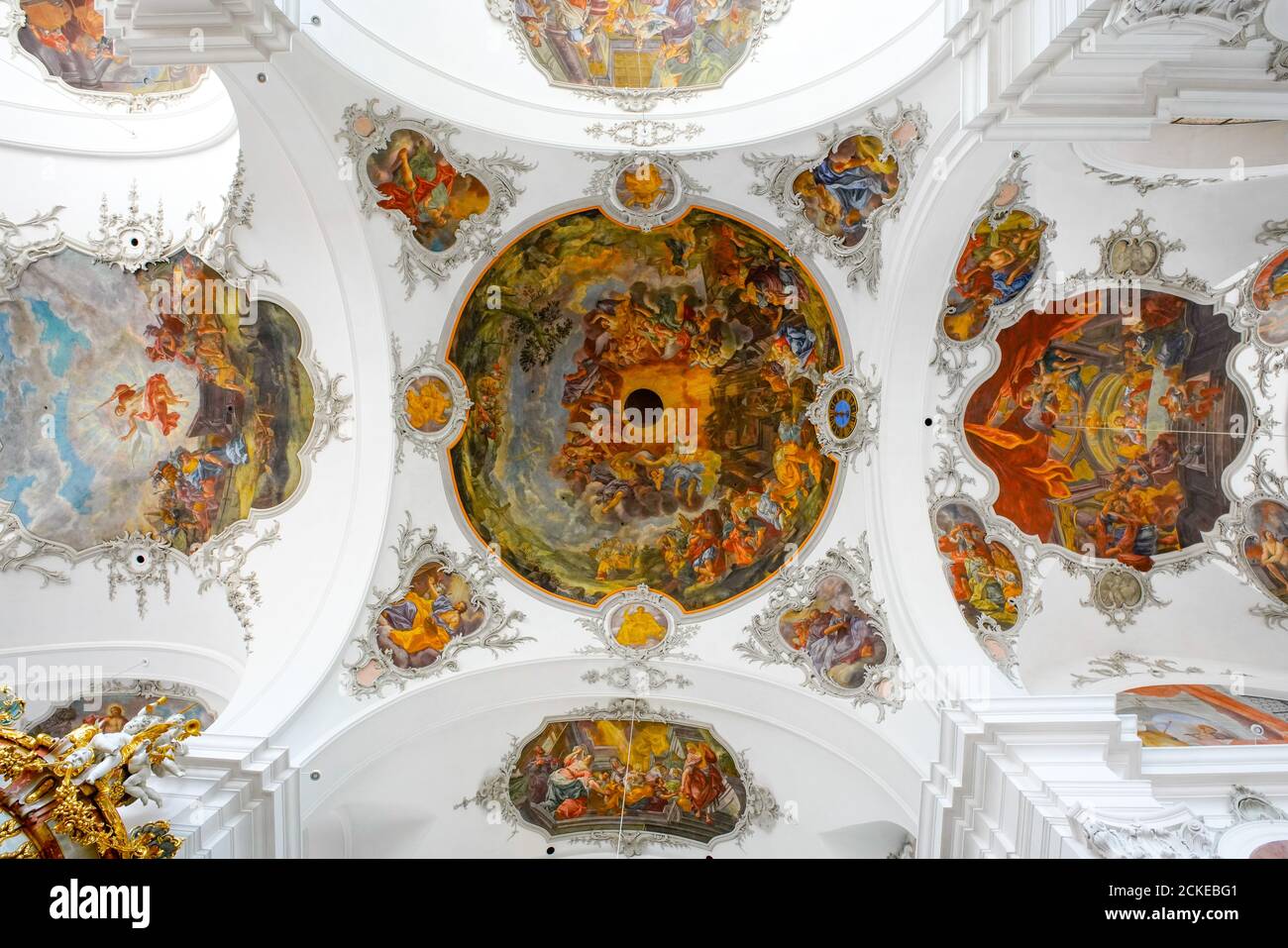 Mittelschiff Decken Gemälde in der katholischen Pfarrkirche St. Martin in Schwyz. Die Hauptstadt des Kantons Schwyz, Schweiz. Stockfoto
