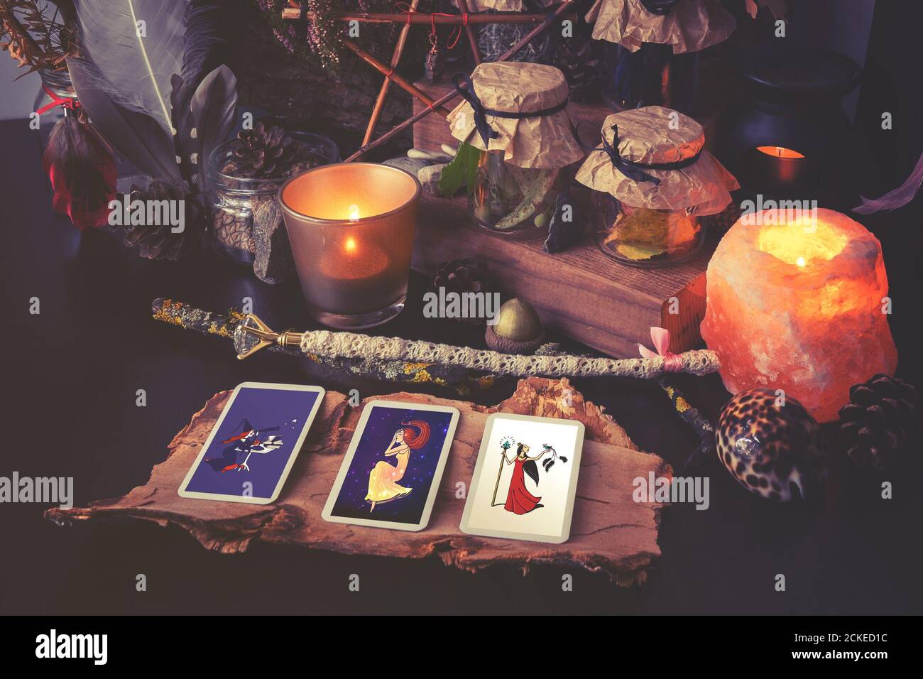 3 Tarot-Karten verteilt auf einem schwarzen Tisch mit magischen Gegenständen. Getönte bis kalte Farben Stockfoto