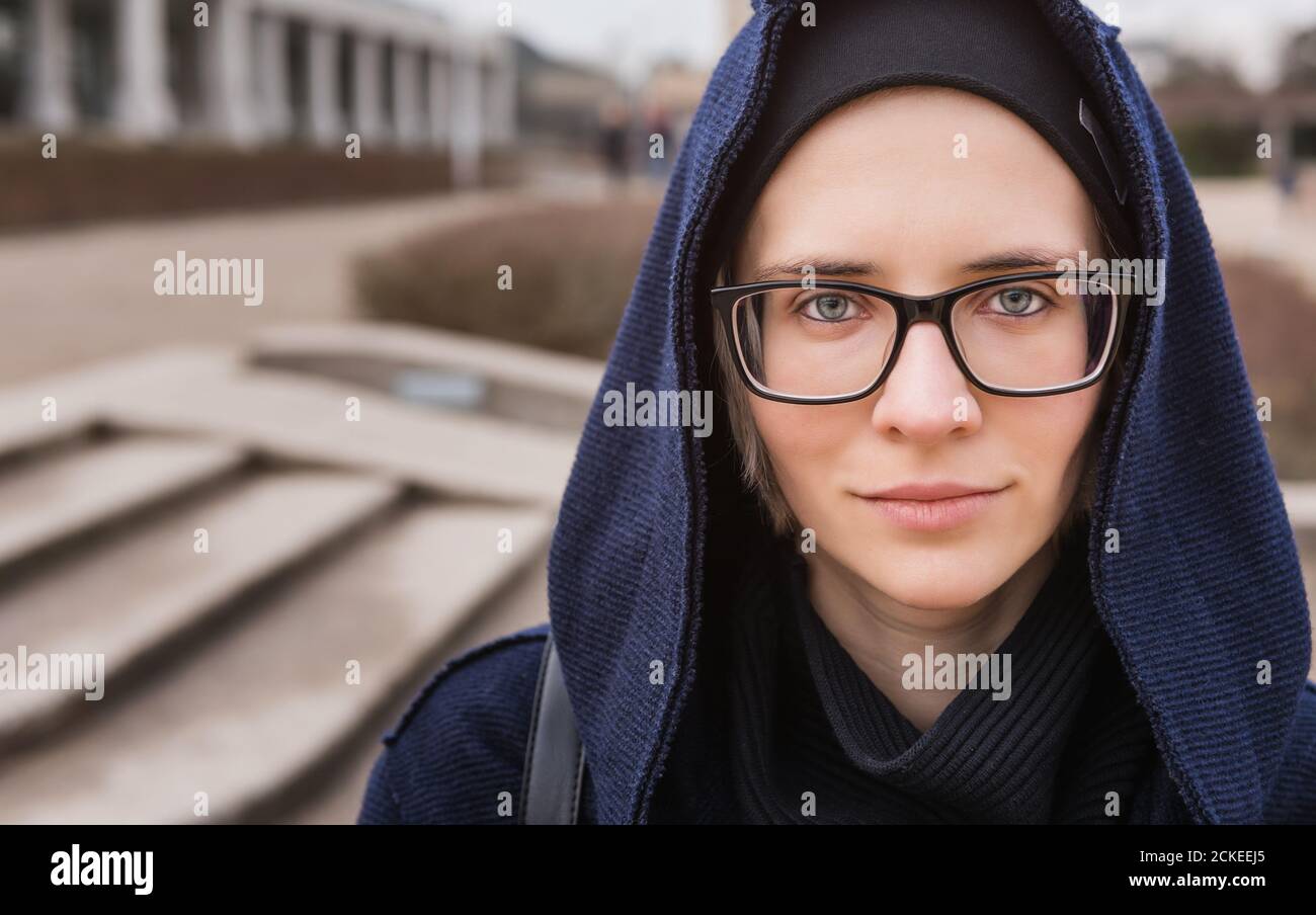 Outdoor Lifestyle Porträt von ziemlich jungen Hipster Frau im Herbst Kalter Stadtpark Stockfoto