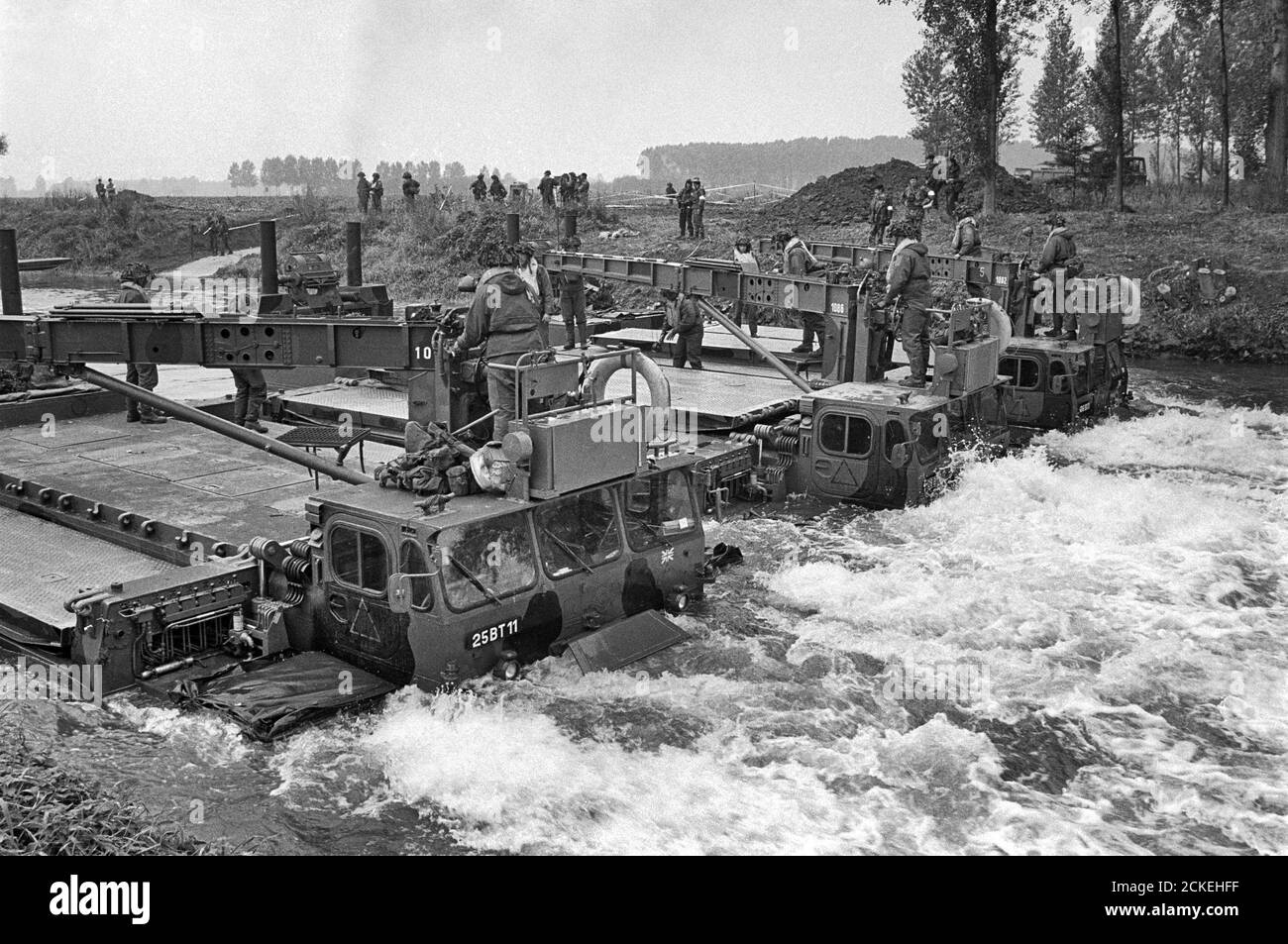 NATO-Übungen in Deutschland, September 1984, britische Soldaten bauen eine mobile Brücke über einen Fluss Stockfoto