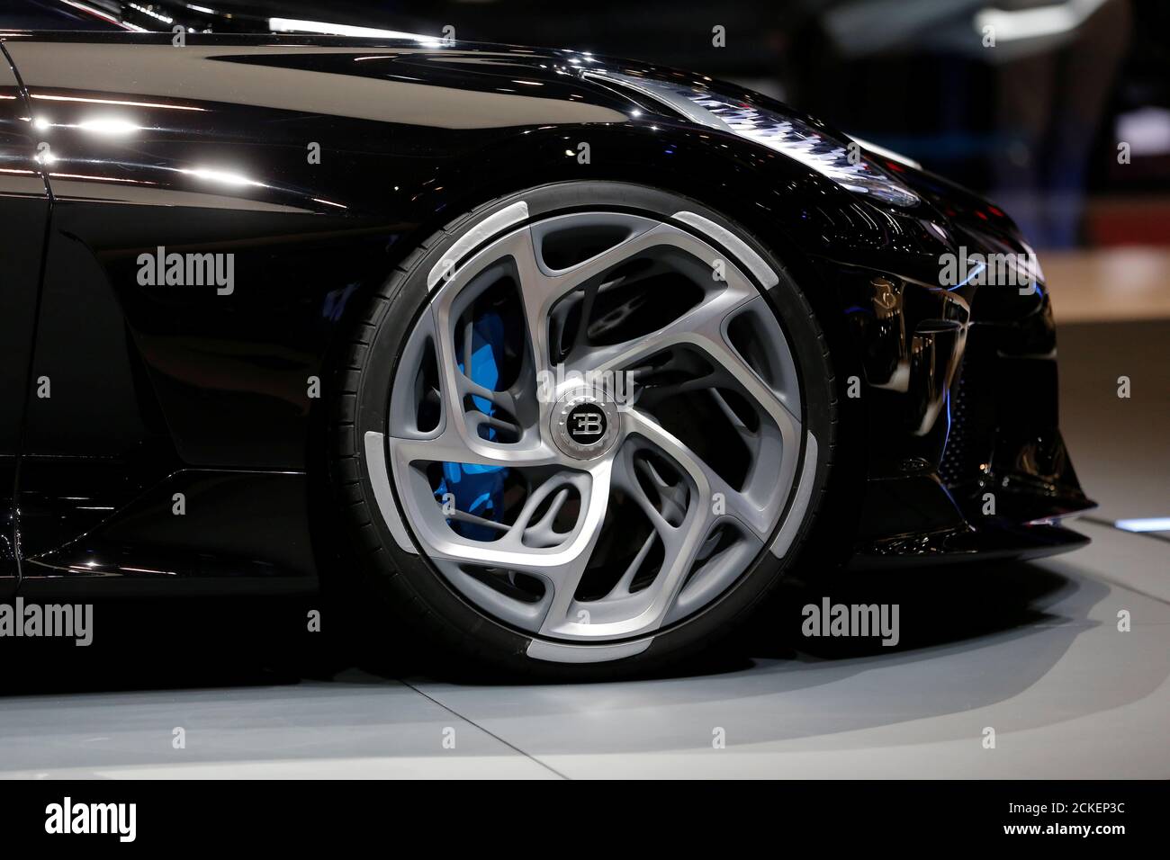 Eine Felge des neuen Bugatti La Voiture Noire ist auf dem 89. Genfer  Automobilsalon am 5. März 2019 in Genf zu sehen. REUTERS/Pierre Albouy  Stockfotografie - Alamy