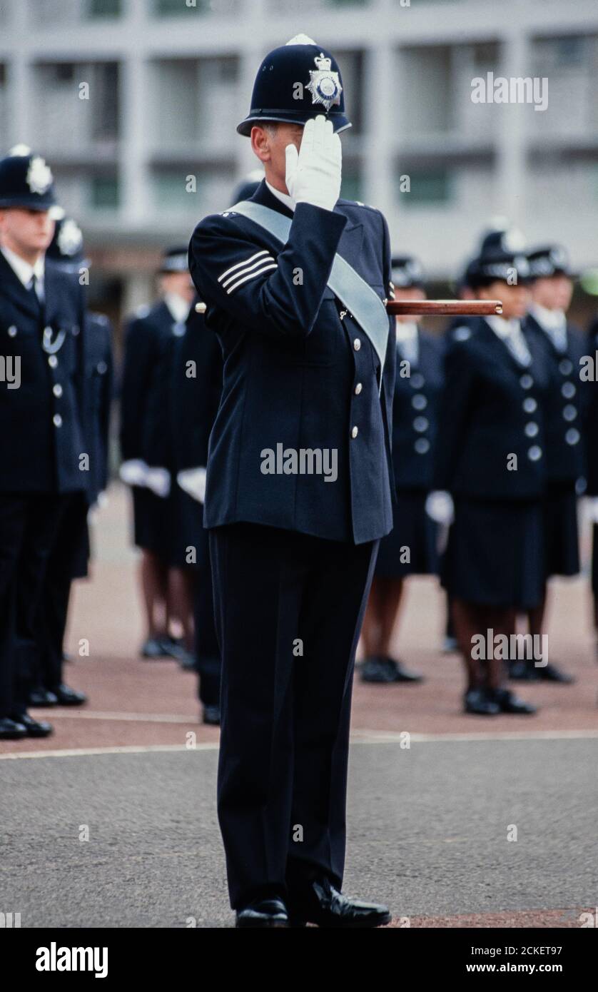 Ein Instruktor für Drill Saregeant bei einer Passierparade im Metrpolitan Police Training Center in Hendon, Nord-West London für neu qualifizierte Offiziere. 27. März 1992. Foto: Neil Turner Stockfoto