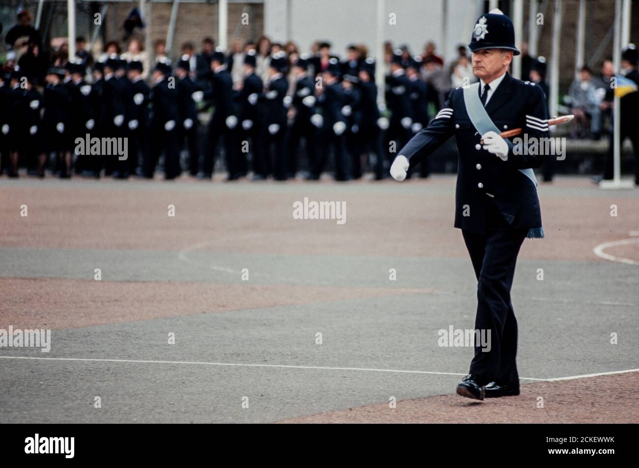 Ein Instruktor für Drill Saregeant bei einer Passierparade im Metrpolitan Police Training Center in Hendon, Nord-West London für neu qualifizierte Offiziere. 27. März 1992. Foto: Neil Turner Stockfoto