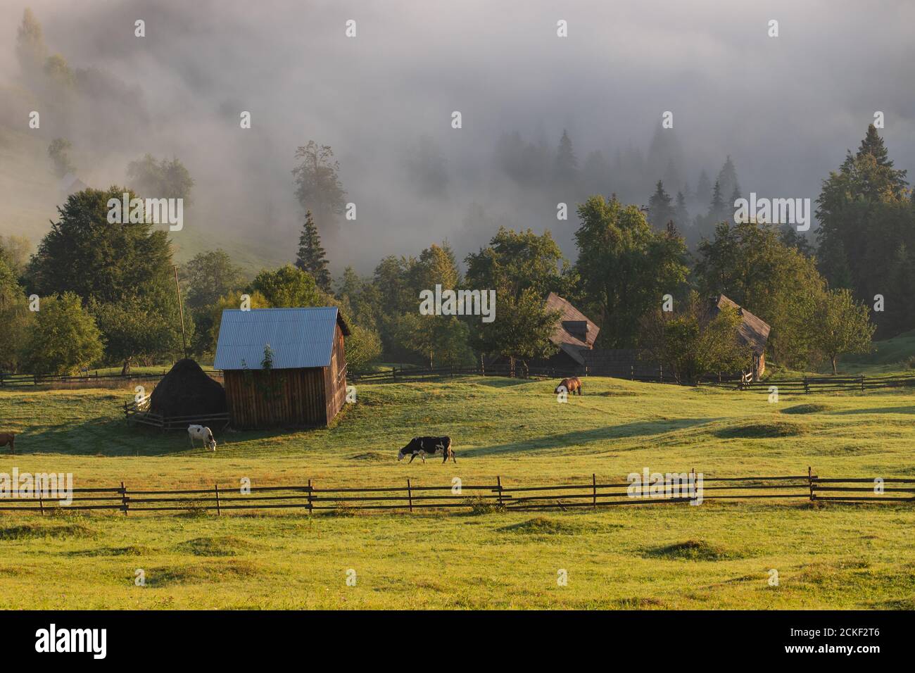 Frühe Herbstlandschaft in den schönen rumänischen Dörfern Stockfoto