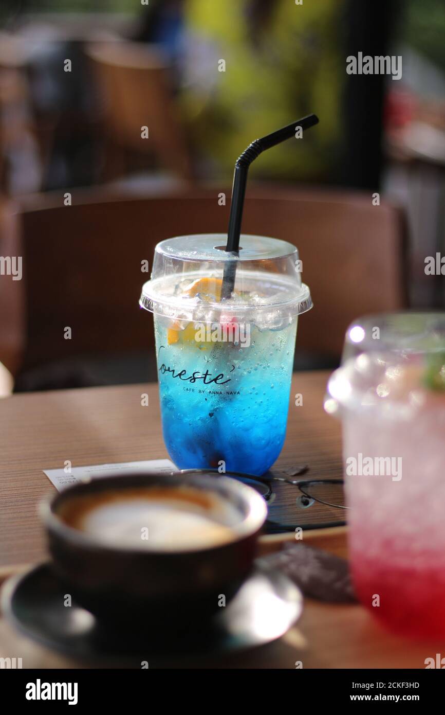 Ein Glas italienische Limonade und eine Tasse Cappucino Auf dem Holztisch Stockfoto
