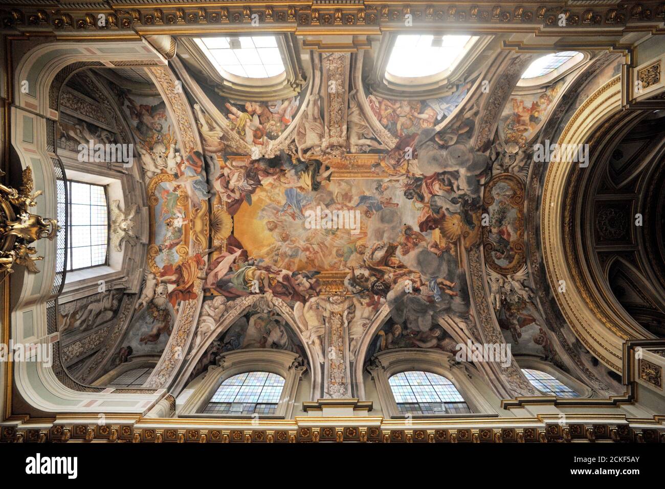 Italien, Rom, Kirche San Pantaleo Innenraum, Deckenfresko „Trionfo del Nome di Maria“ von Filippo Gherardi Stockfoto