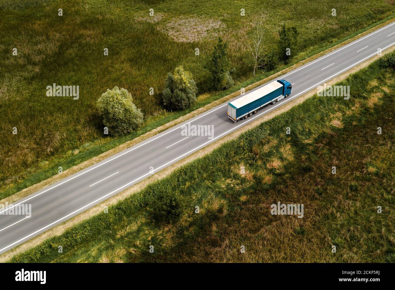 Großer Gütertransporter semi-Truck auf der Straße, Luftaufnahme von Drohne pov Stockfoto