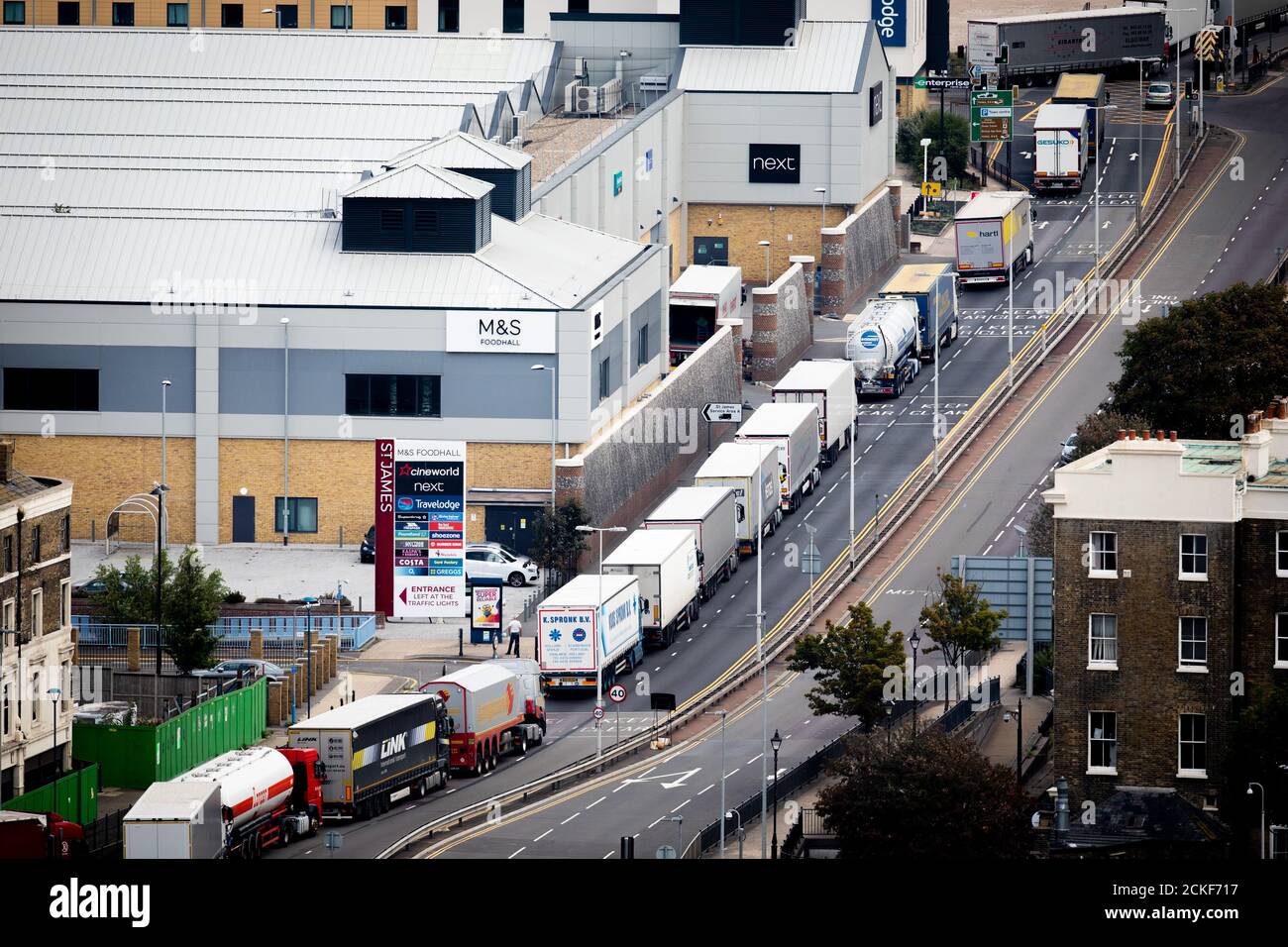 Lastwagen stehen Schlange, um den Hafen in Dover, Kent, zu betreten, wo eine andauende Polizeioperation für lange Verspätungen bei Fahrzeugen gesorgt hat. Stockfoto