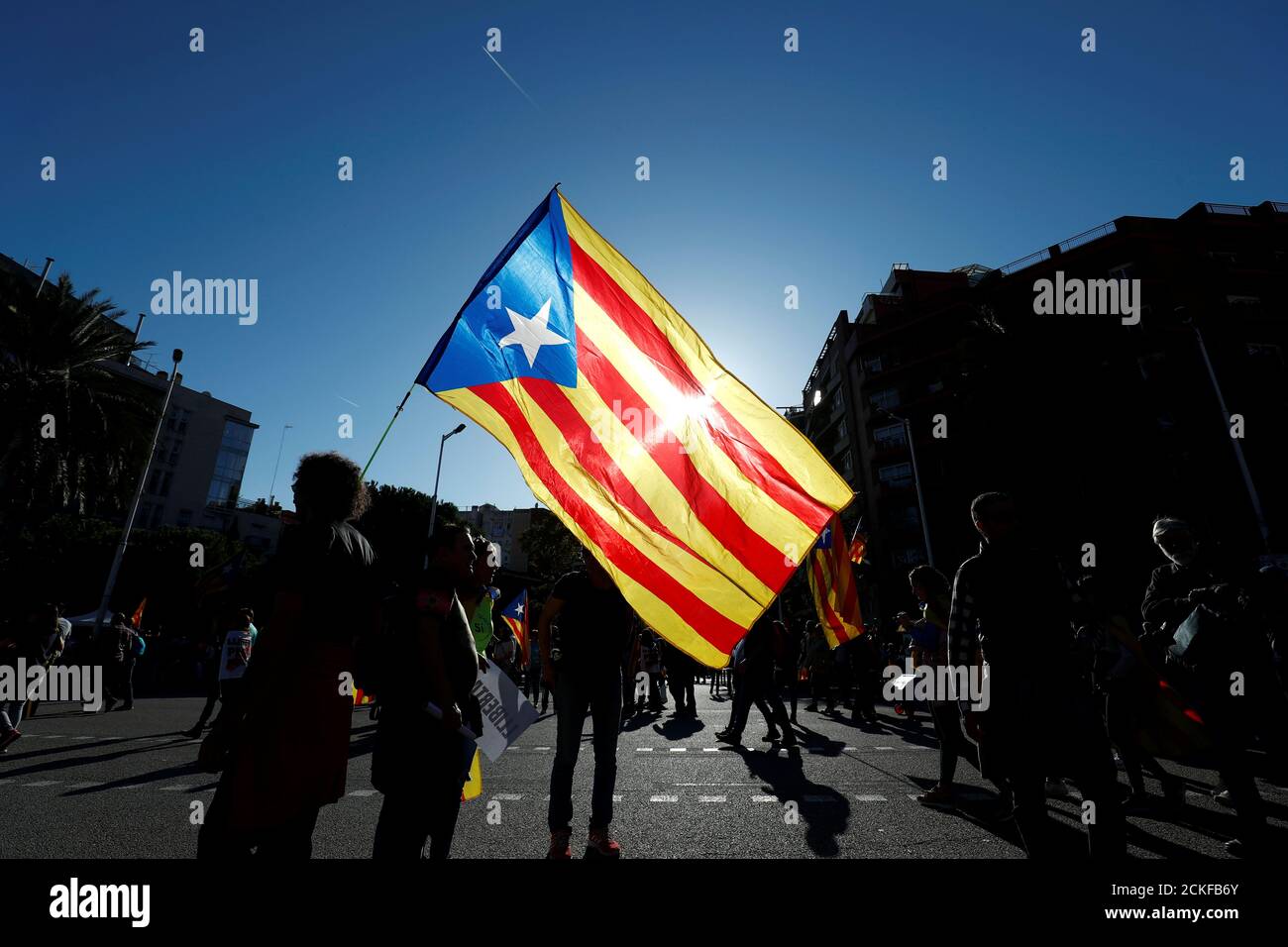 Ein katalanischer Unabhängigkeitsdemonstrator trägt eine Estelada (katalanische Separatistenflagge) während eines Protestes zur Freilassung inhaftierten Separatistenführer in Barcelona, Spanien, am 26. Oktober 2019. REUTERS/Sergio Perez Stockfoto