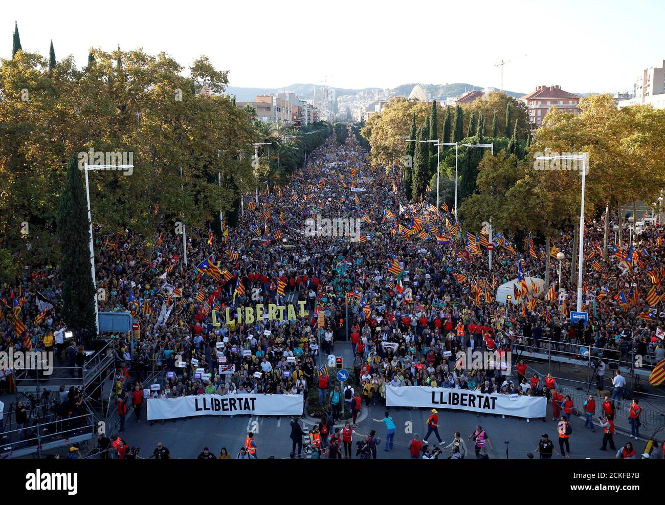 Katalanische Demonstranten, die sich für die Unabhängigkeit einsetzen, nehmen an einem Protest Teil, um die Freilassung von inhaftierten Separatisten in Barcelona, Spanien, am 26. Oktober 2019 zu fordern. Banner mit der Aufschrift „Freiheit“. REUTERS/Albert Gea Stockfoto