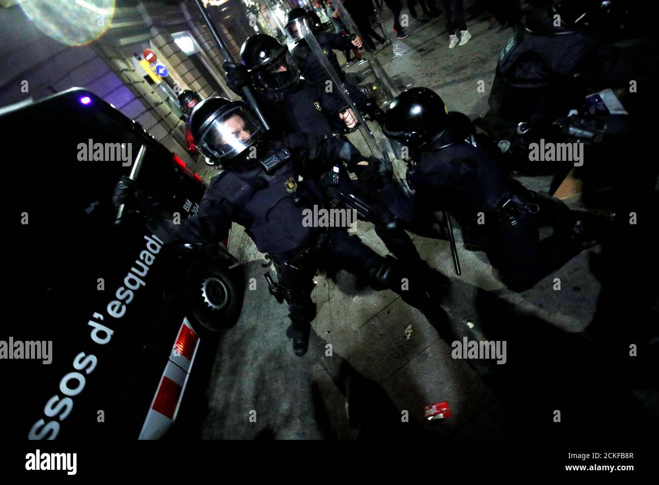 Die Bereitschaftspolizei wird während eines Protestes gegen Polizeiaktionen in Barcelona, Spanien, am 26. Oktober 2019 mit katalanischen Demonstranten für die Unabhängigkeit zusammenstoßen. REUTERS/Albert Gea Stockfoto