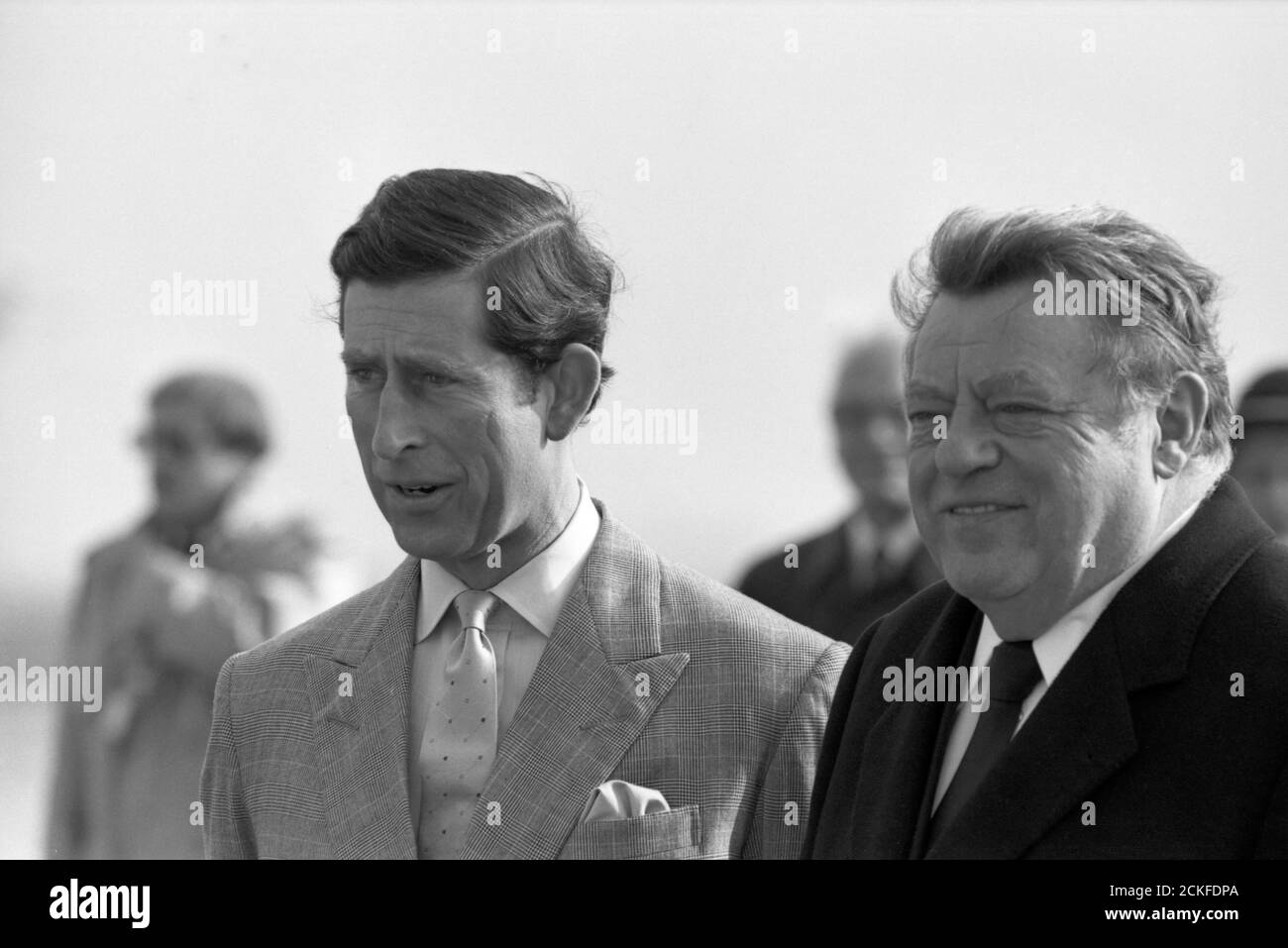 Der bayerische Ministerpräsident Franz Josef Strauß nimmt die königliche Prinzessin Diana und Prinz Charles am Münchner Flughafen Riem, 1987. Der Ministerpräsident von Bayern, Franz Josef Strauß, begrüßte die königlichen Besucher Prinzessin Diana und Prinz Charles bei der Ankunft am Flughafen Riem in München, 1987. Stockfoto