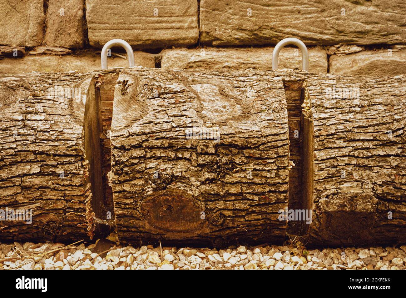 Fahrradtrger mit Baumstamm. Fahrradstnder aus Baumstamm Stockfotografie -  Alamy