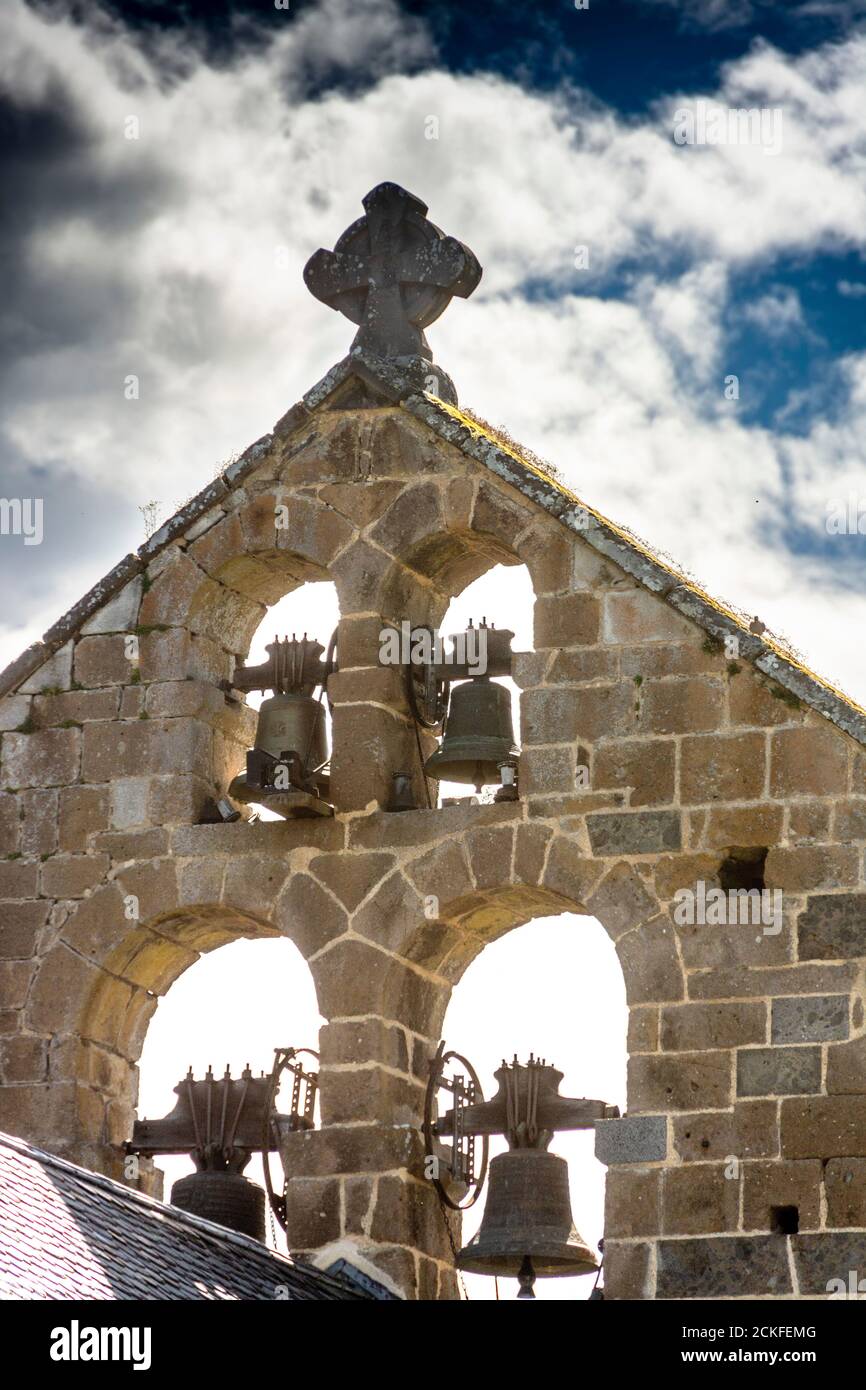 Ydes Bourg, Glockenturm der Kirche Saint-Georges, Cantal Department, Auvergne-Rhone-Alpes, Frankreich Stockfoto