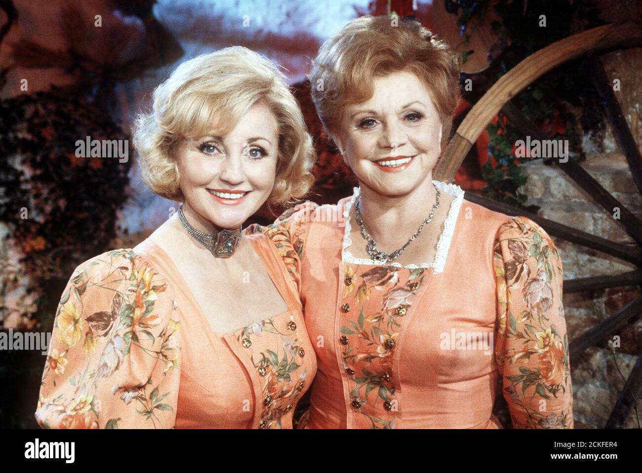Deutsche Sängerinnen Duo MARIA & MARGOT HELLWIG als Gäste in BEI STEINERS, Deutschland, 1998. Deutsche Sängerinnen Duo MARIA & MARGOT HELLWIG zu Gast in BEI STEINERS, Deutschland, 1998. Stockfoto