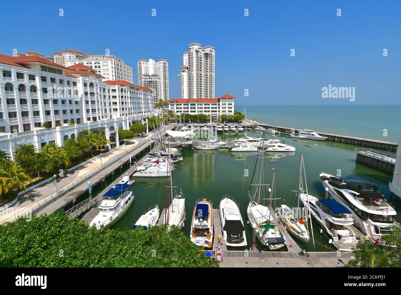 Panoramablick auf einen luxuriösen Yachthafen mit Yachten und Motorbooten. Umgeben von luxuriösen Luxusunterkünften und Apartments. Stockfoto