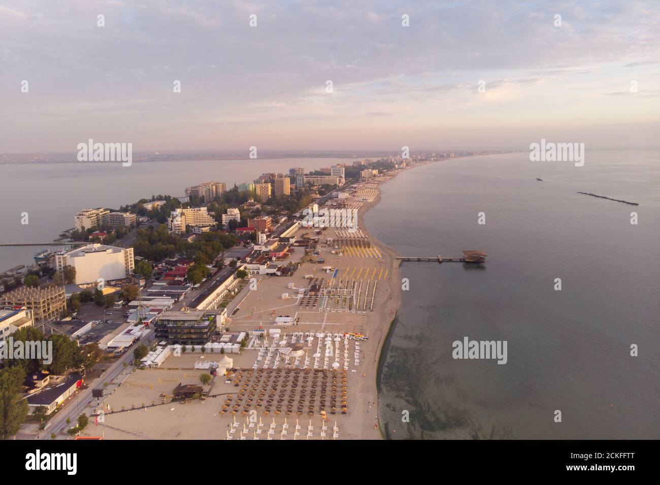 Sommersonnengang über der Küste von Mamaia, am Schwarzen Meer, Rumänien Stockfoto