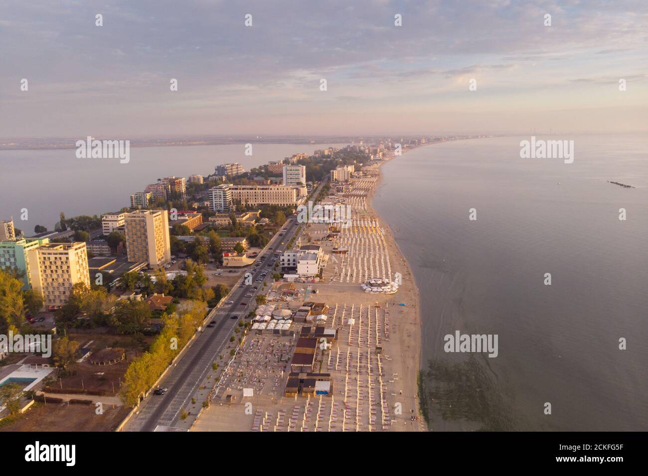 Sommersonnengang über der Küste von Mamaia, am Schwarzen Meer, Rumänien Stockfoto