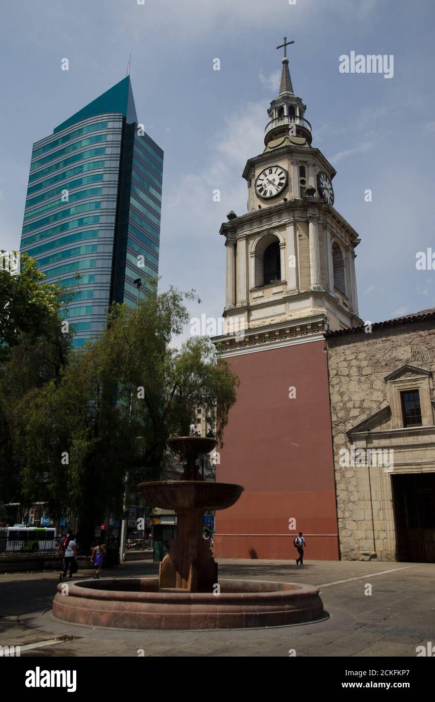 Platz Pedro de Bardeci. Santiago de Chile. Chile. 15. Januar 2012: San Francisco Kirche und Wolkenkratzer. Stockfoto