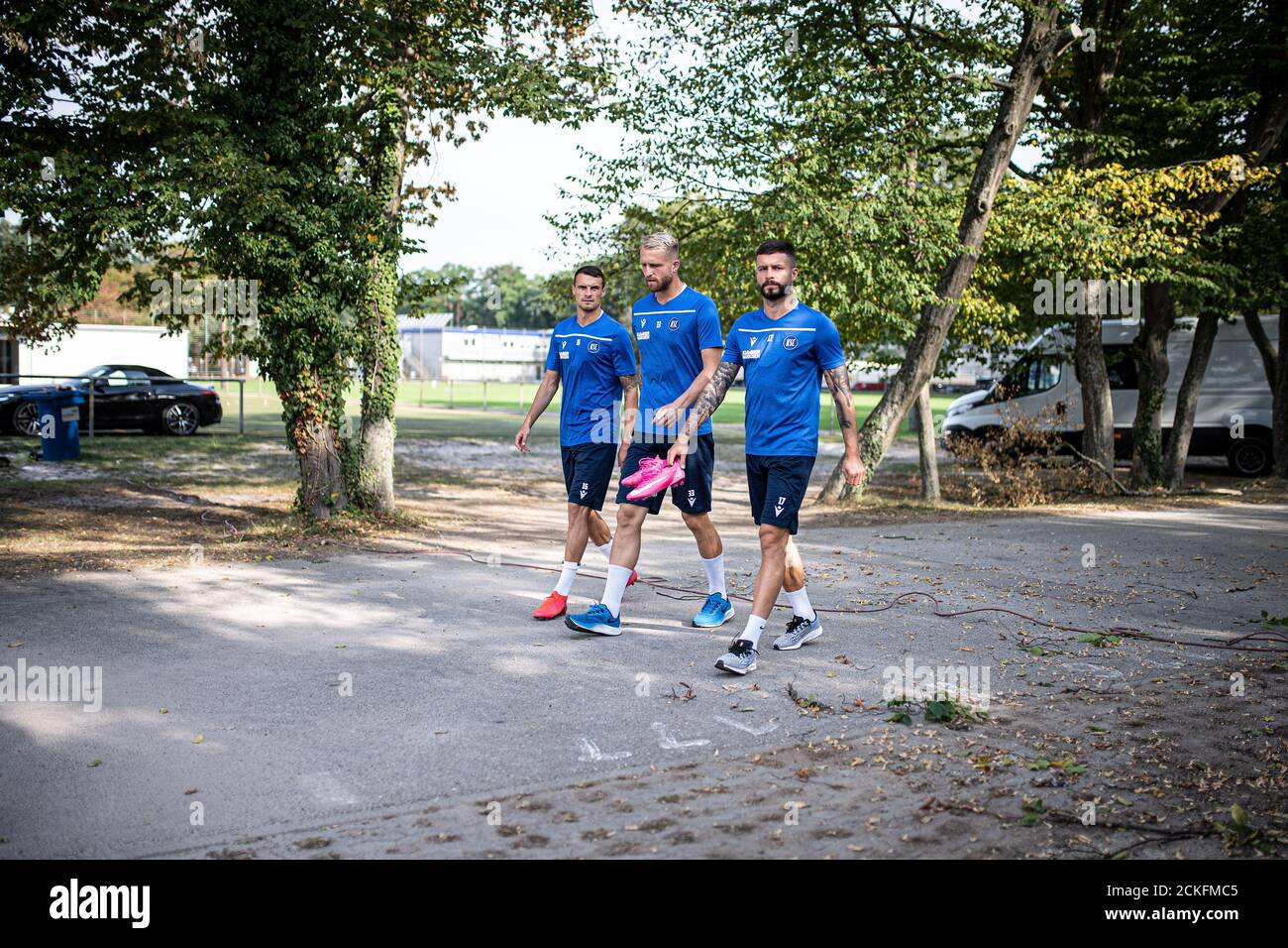 Philip Heise (KSC), Philipp Hofmann (KSC), Marco Djuricin (KSC) auf dem Weg zur Ausbildung. GES/Fußball/2. Bundesliga: Karlsruher SC - Training, 16.09.2020 Fußball: 2. Bundesliga: KSC Training Session, Karlsruhe, 16. September 2020 weltweit im Einsatz Stockfoto