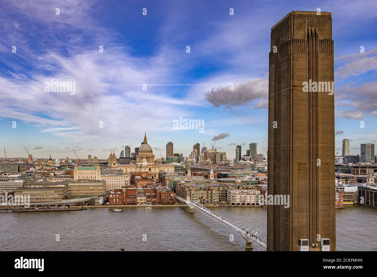 St. Paul's und die Millennium Fußgängerbrücke von der Aussichtsplattform des Tate Modern's Switch House, London Stockfoto