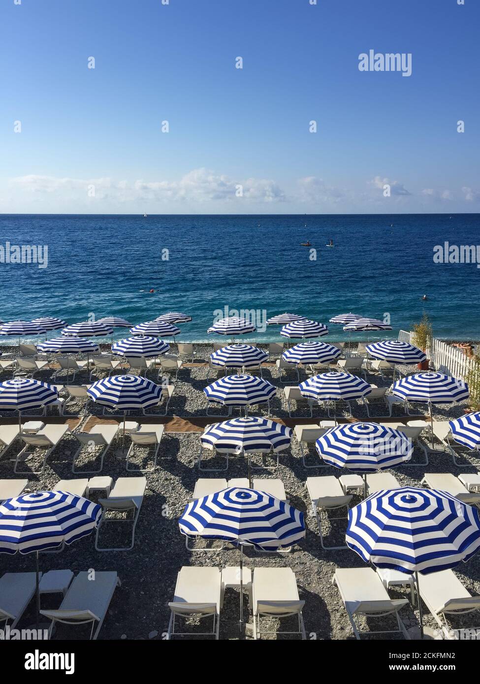 Liegestühle und Sonnenschirme am Strand in Nizza, frankreich Stockfoto