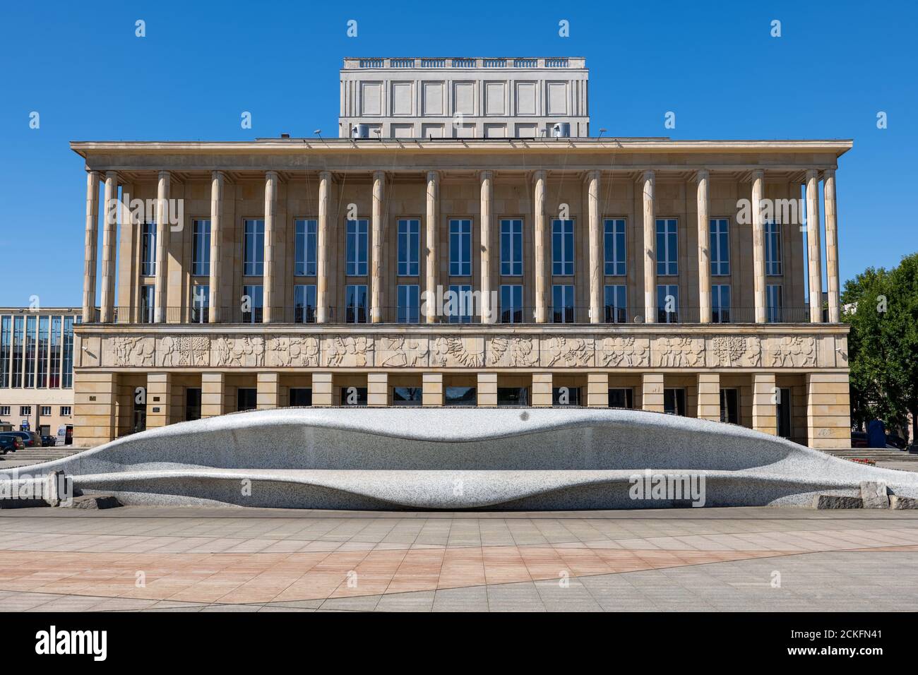 Lodz, Polen - 05. August 2020: Das große Theatergebäude (polnisch: Teatr Wielki), beherbergt Oper, Operette und Ballett, Wahrzeichen der Stadt Stockfoto