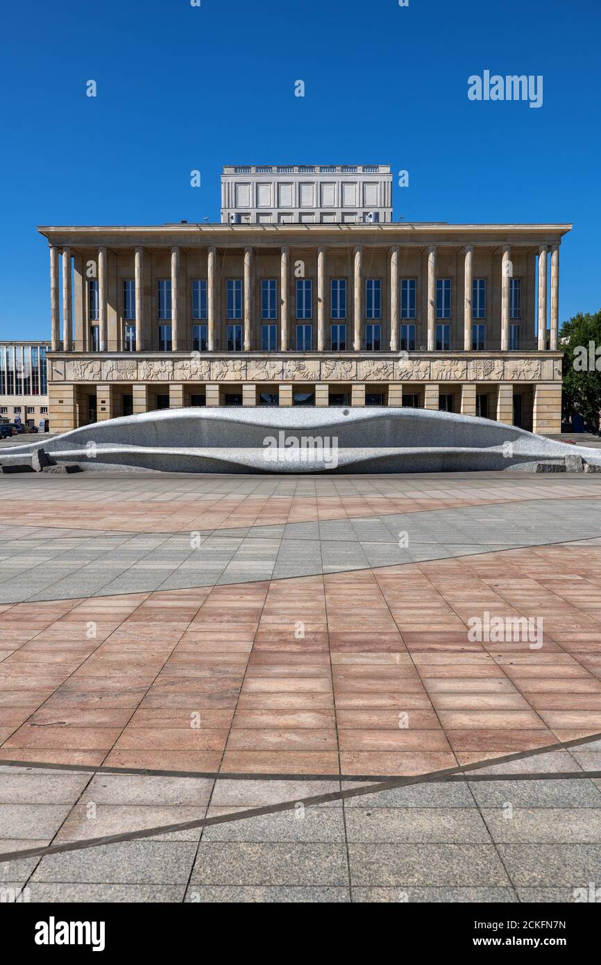 Lodz, Polen - 05. August 2020: Das große Theatergebäude (polnisch: Teatr Wielki), beherbergt Oper, Operette und Ballett, Wahrzeichen der Stadt Stockfoto