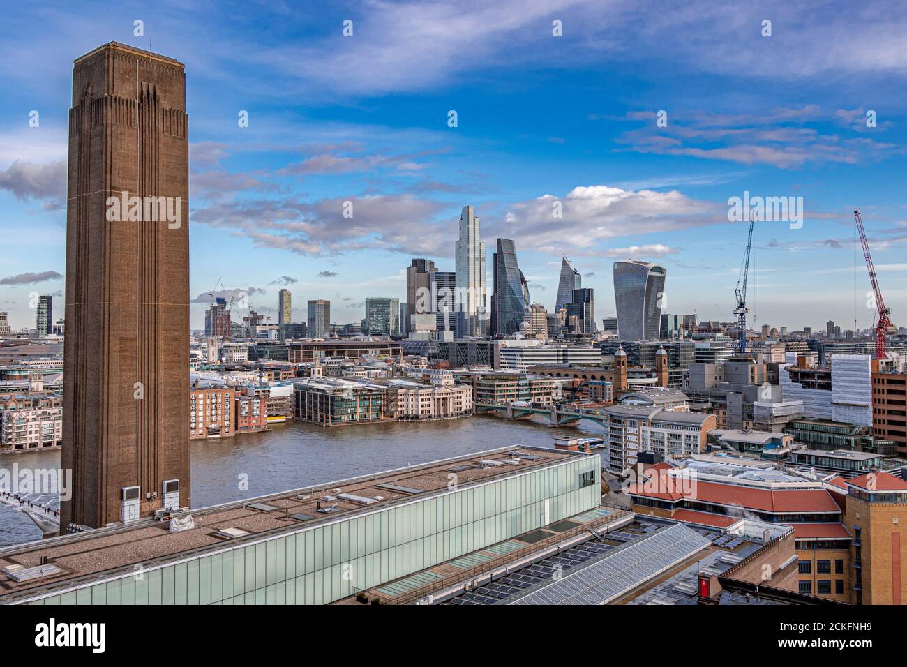 Die Wolkenkratzer der City of London von der Aussichtsplattform Tate Modern aus gesehen, London, Großbritannien Stockfoto