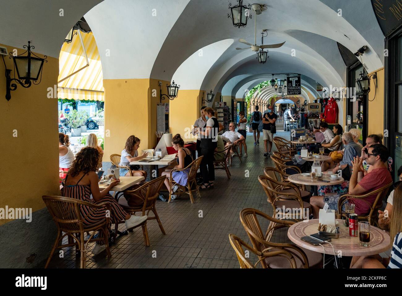 Italien. Lombardei. Comer See. Das bunte Dorf Bellagio. Die Arkaden Stockfoto