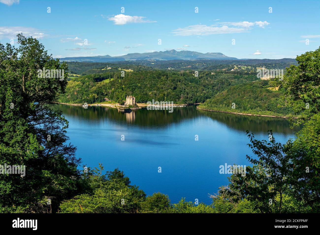 Le Chateau de Val Massif du Sancy Behind, Lanobre, Cantal Department, Auvergne Rhone Alpes, Frankreich Stockfoto