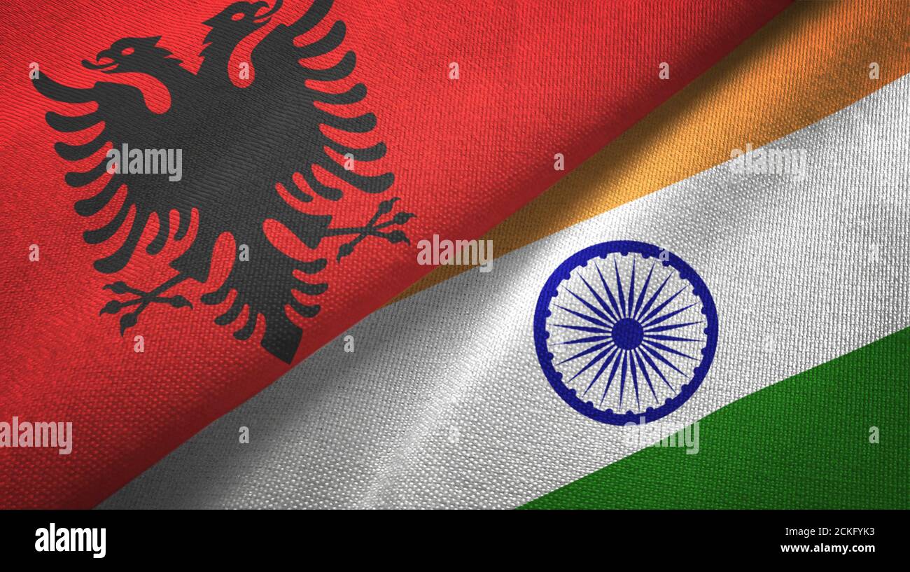 Albanien und Indien zwei Flaggen Textiltuch, Stoff Textur Stockfoto