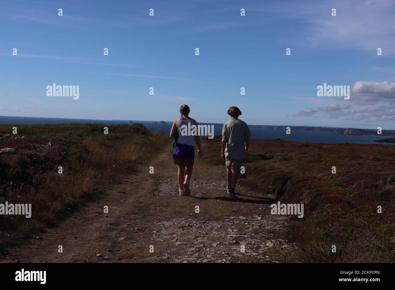 Ein Paar zu Fuß an einem sonnigen windigen Tag in der Bretagne Frankreich, am Meer Stockfoto