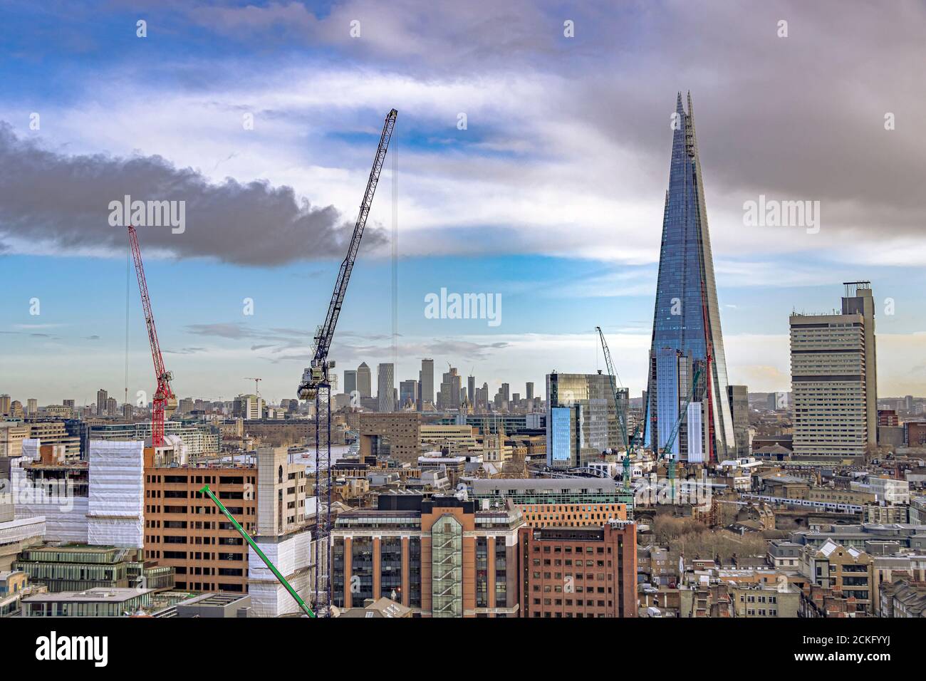 Ein Blick über einen Teil des Londoner Stadtteils Southwark mit dem Shard und dem Guy's Hospital nebeneinander, London, Großbritannien Stockfoto