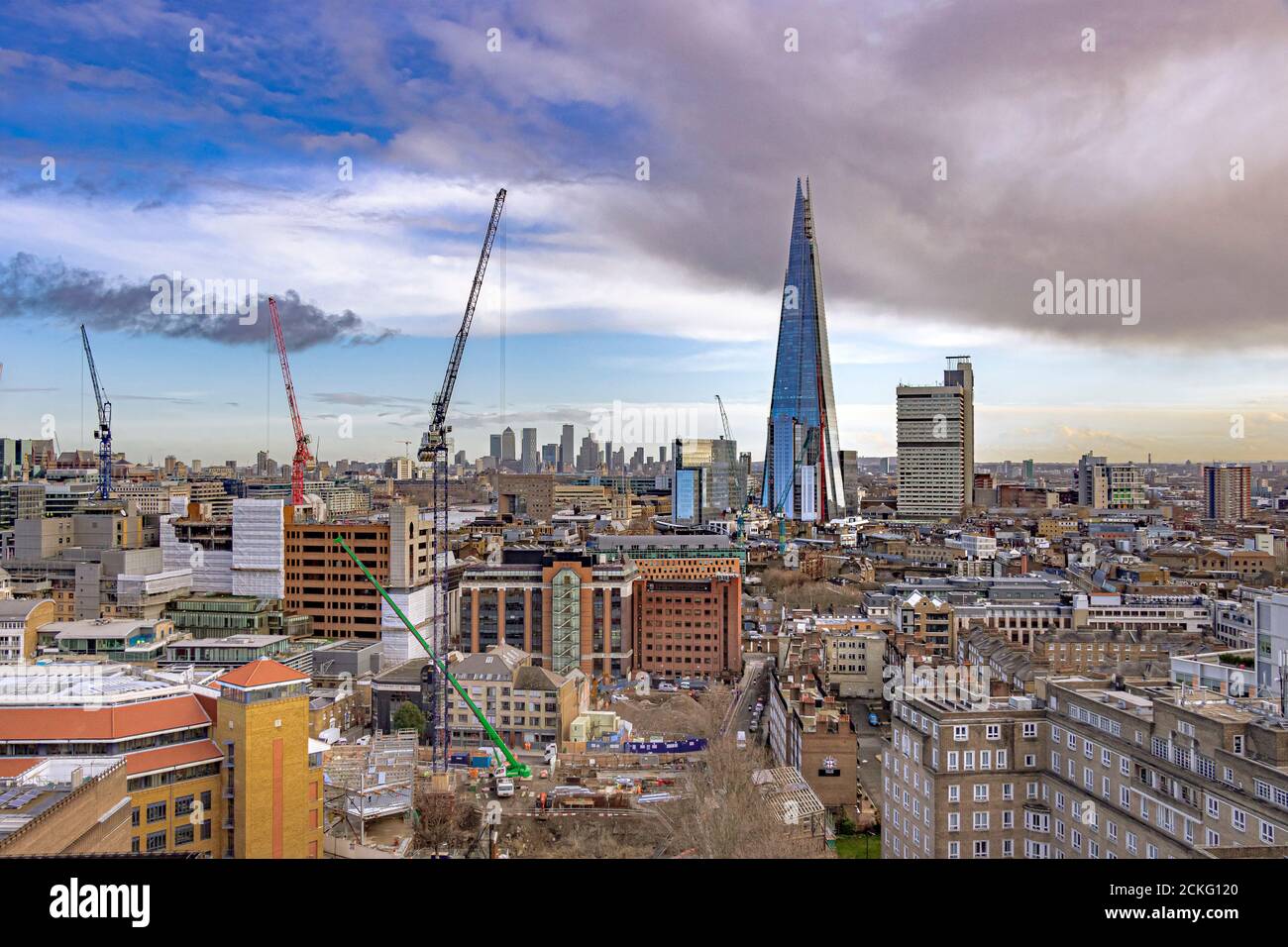 Ein Blick über einen Teil des Londoner Stadtteils Southwark mit dem Shard und dem Guy's Hospital nebeneinander, London, Großbritannien Stockfoto