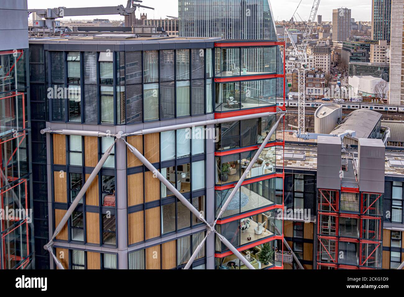 Blick in die Luxus-Apartments des NEO Bankside SE1 von der Aussichtebene in der Tate Modern, Bankside, London, Großbritannien Stockfoto