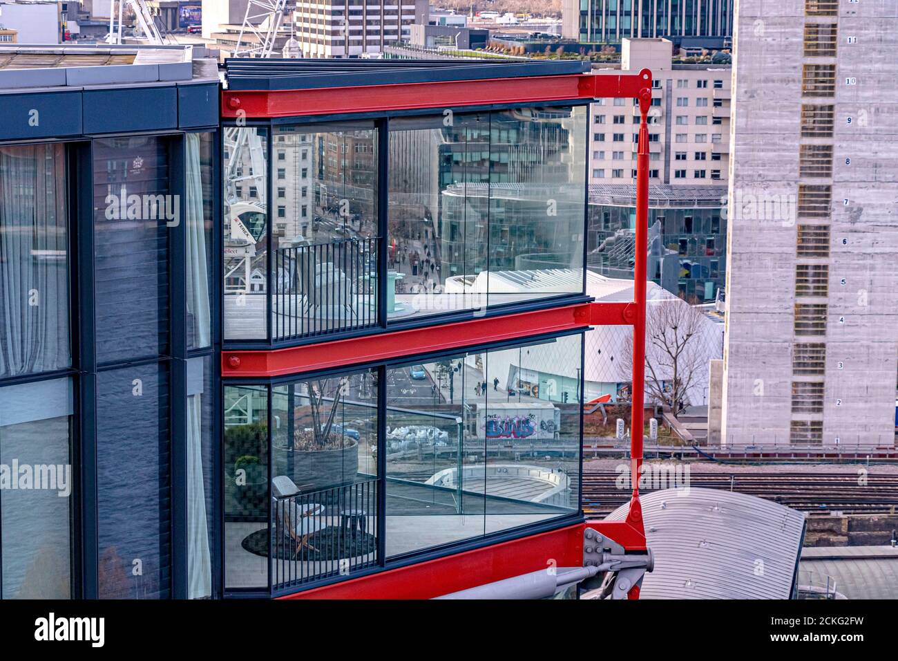 Blick in die Luxus-Apartments des NEO Bankside SE1, von der Aussichtebene in der Tate Modern , Bankside, London, Großbritannien Stockfoto