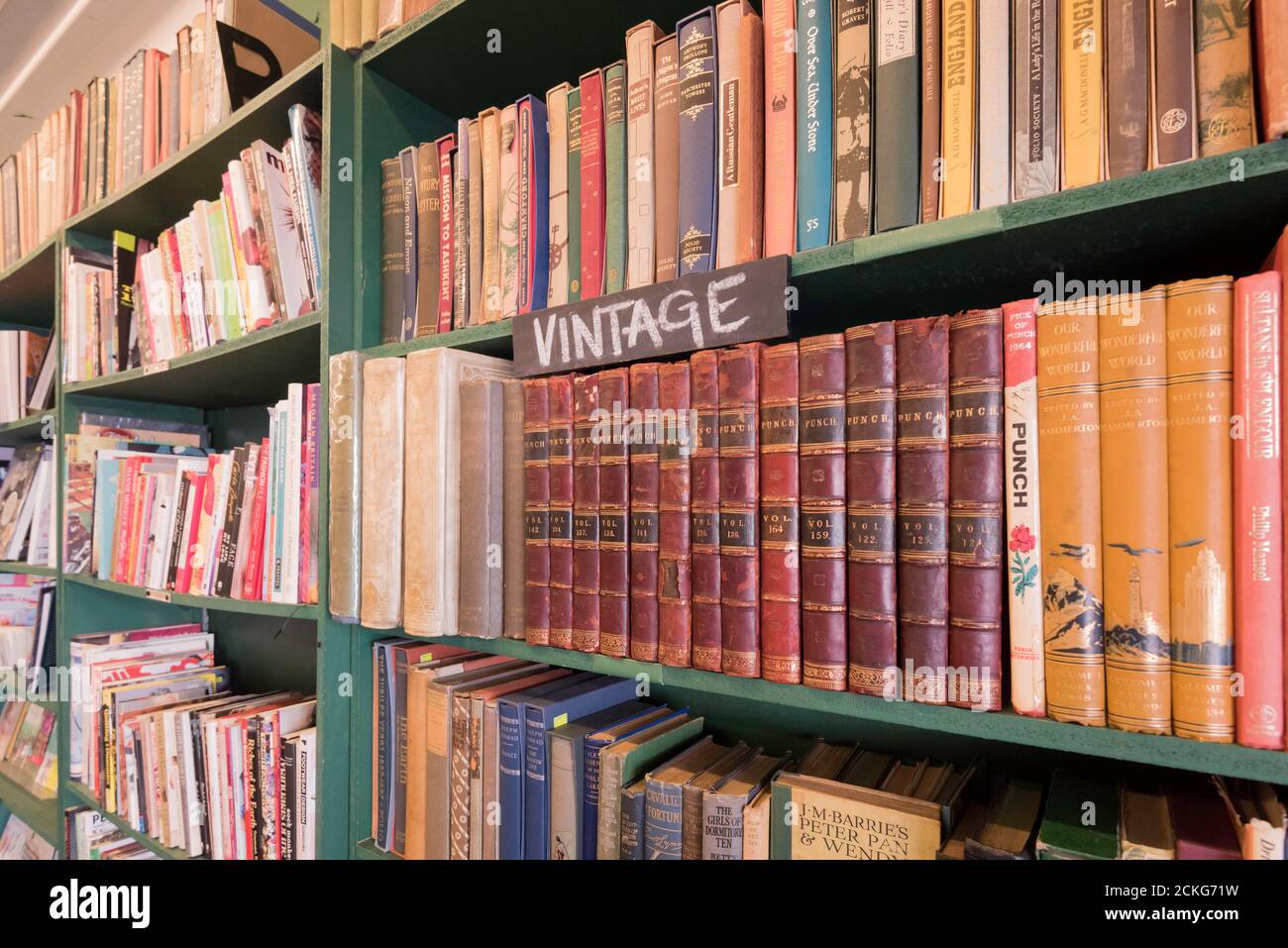 Alte und gebrauchte Bücher auf einem Bücherregal und ein Vintage-Bücher-Schild in einem Buchladen in der King Street, Newtown, Sydney, Australien Stockfoto