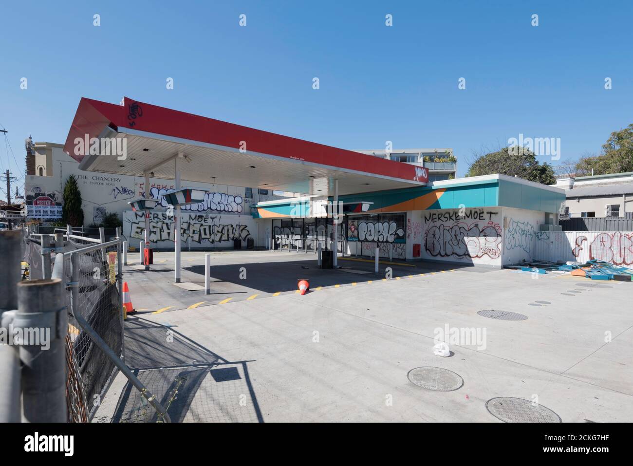 Eine freigesetzte und meist zerlegte Tankstelle an der King Street im Vorort Newtown in Sydney, Australien Stockfoto