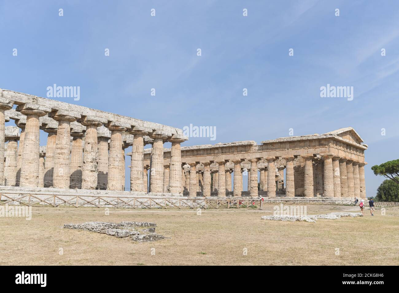 Paestum, Italien - 7. September 2020: Besucher vor den beiden griechischen Tempeln von Hera an der archäologischen Stätte von Paestum, Kampanien, Italien. Stockfoto