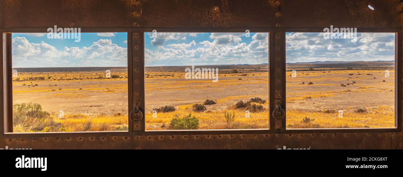 Negev Wüstenlandschaft durch ein Fenster in einem verlassenen Gebäude gesehen, Negev, Israel Stockfoto