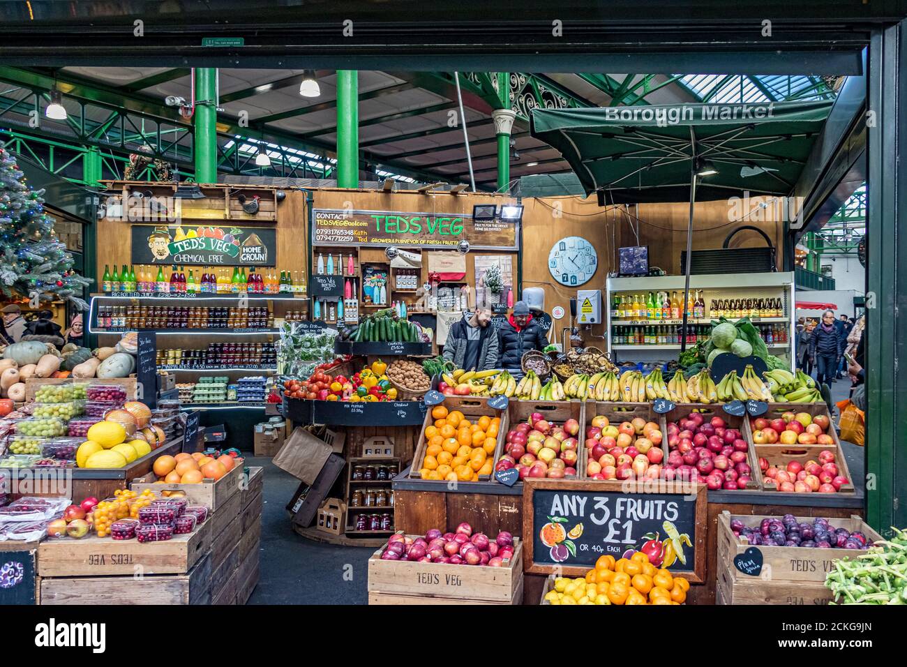 Zwei Markthändler am Ted'sObst- und Gemüsestände im Borough Market, Londons ältestem Lebensmittelmarkt, Southwark , London, Stockfoto