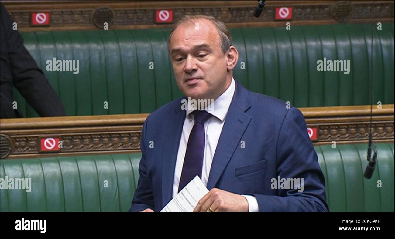 Der Vorsitzende der Liberaldemokratischen Partei, Sir Edward Davey, spricht während der Fragen des Premierministers im Londoner Unterhaus. Stockfoto
