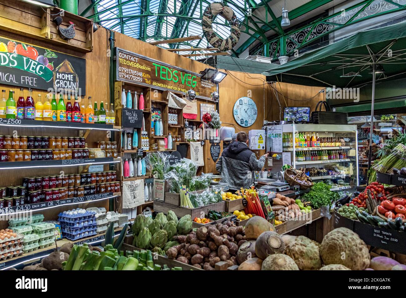 Ein Markthändler am Ted's Veg Stall im Borough Market, Londons ältestem Lebensmittelmarkt, Southwark, London Stockfoto