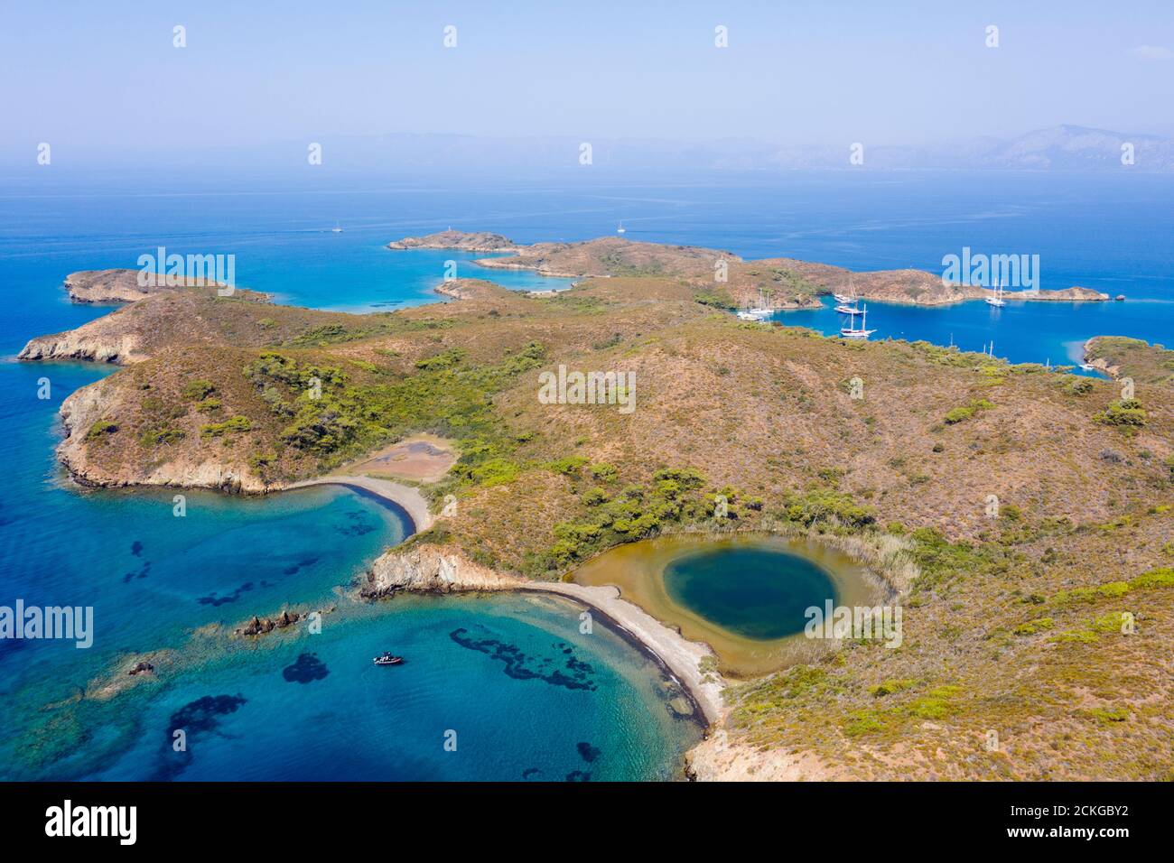 Luftaufnahme von Koyun Cape mit Süßwasserlagune Gokova Bay Special Environment Schutzgebiet Marmaris Türkei. Stockfoto