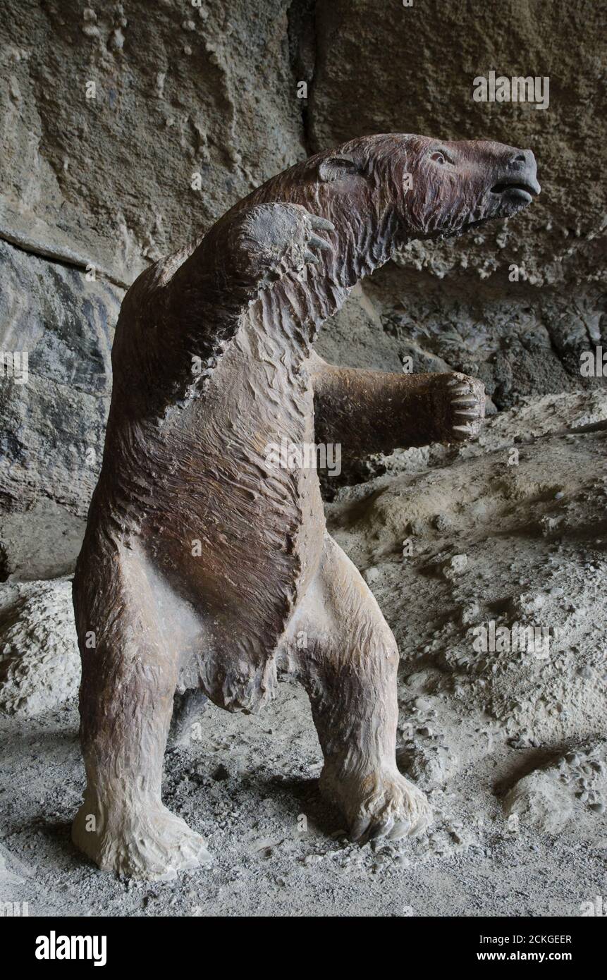 Cueva del Milodon Naturdenkmal. Chile. 28. Januar 2012: Lebensgroße Nachbildung des prähistorischen riesigen Bodenfaultisches Mylodon, Mylodon darwini. Stockfoto