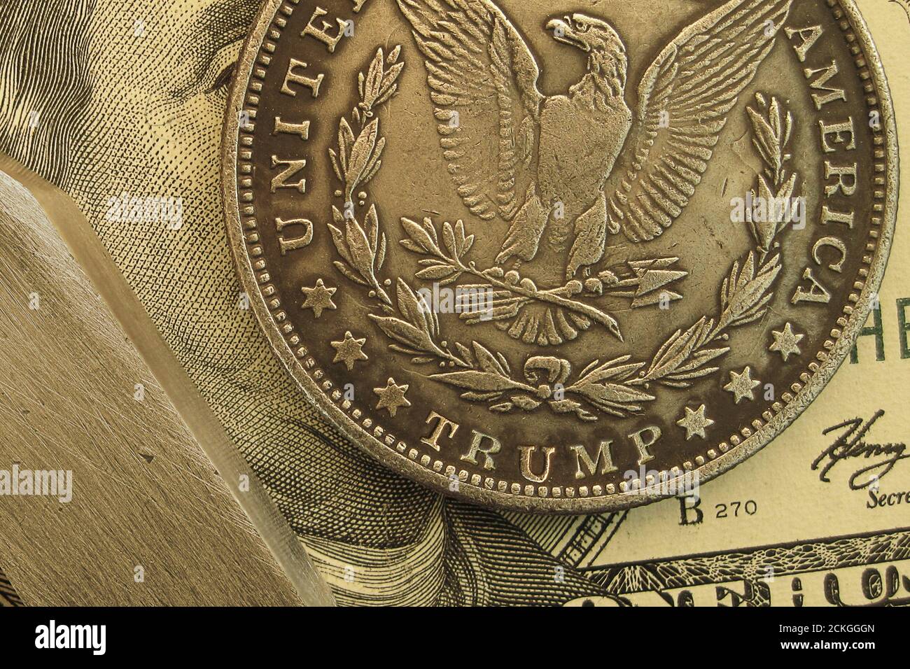 Eine amerikanische Dollar-Münze mit einem gravenden Text Trump. Konzept der Abstimmungskampagne Stockfoto