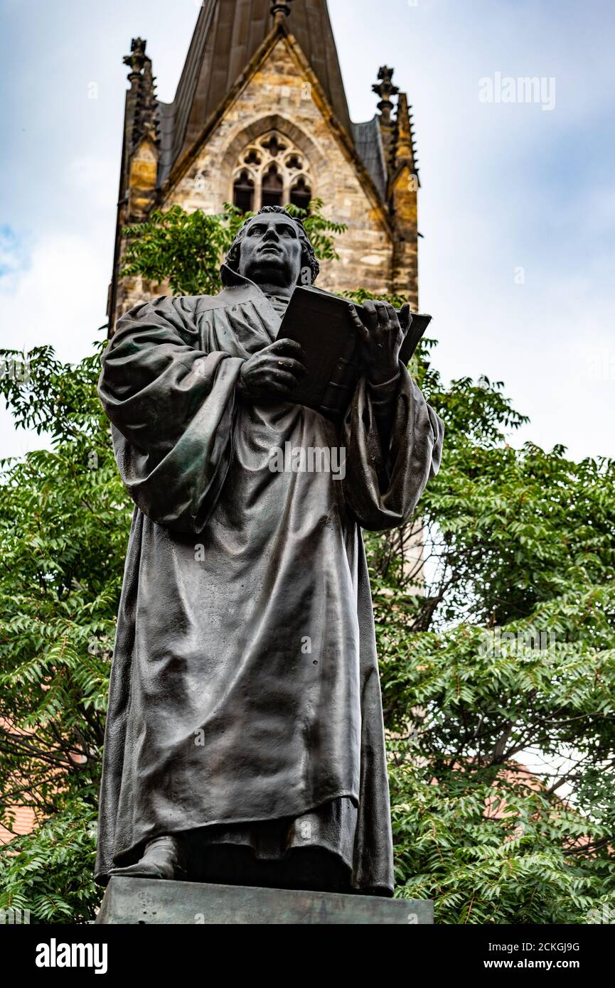 Das Erfurter Lutherdenkmal befindet sich auf der Nordseite der Angers in Erfurt. Die Bronzestatue zeigt den Reformator mit der offenen Bibel in der Hand. Stockfoto