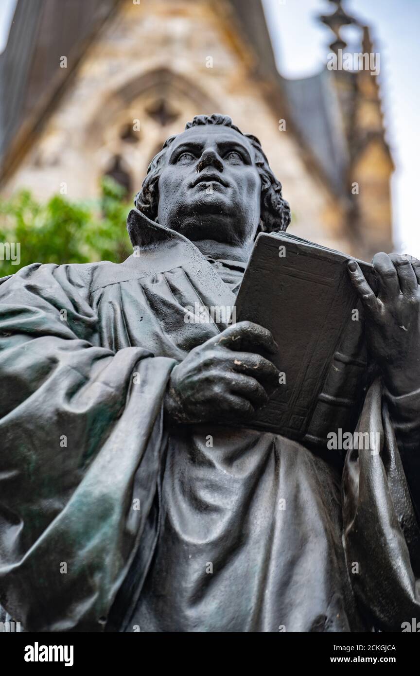 Das Erfurter Lutherdenkmal befindet sich auf der Nordseite der Angers in Erfurt. Die Bronzestatue zeigt den Reformator mit der offenen Bibel in der Hand. Stockfoto